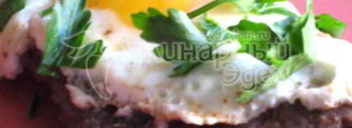 бифштекс, стейк из говядины с яйцом. Шаг 7