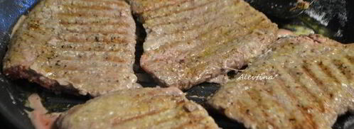 говяжьи стейки на сковороде. Шаг 2