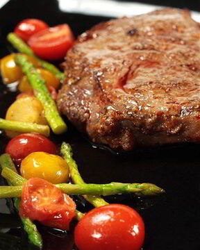 Говяжьи стейки с жареными помидорами черри
