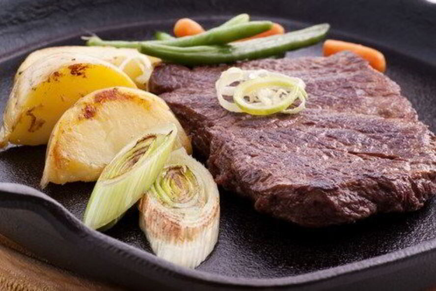 Рецепт маринованных говяжьих стейков с жареным зеленым луком