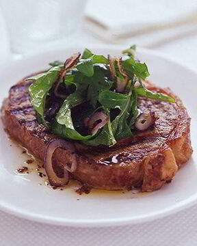 Обожженный стейк с рукколой