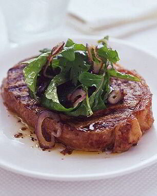 Обожженный стейк с рукколой