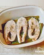 Рыбные стейки на листьях пража