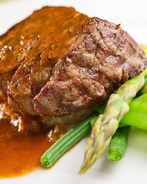 Стейк из говядины со спаржей и стручковой фасолью