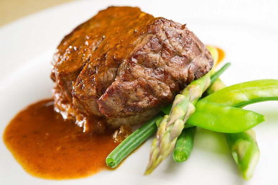 Рецепт стейка из говядины со спаржей и стручковой фасолью