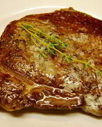 Стейк из свинины на сковороде