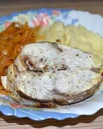 Стейк лакедры запеченный под сметаной