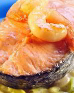 Стейк лосося с креветками на подушке из лука-порея