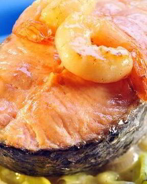 Стейк лосося с креветками на подушке из лука-порея