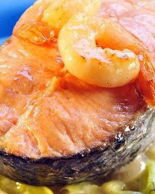 Стейк лосося с креветками на подушке из лука-порея