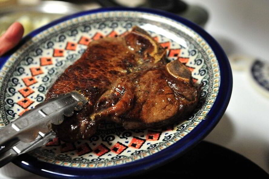 Рецепт стейка на кости на сковороде