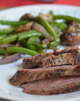 Стейк на сковороде