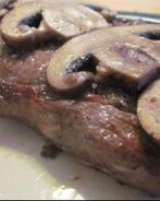 Стейк с грибами