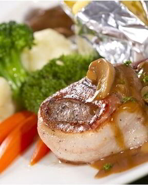 Стейк с грибным соусом