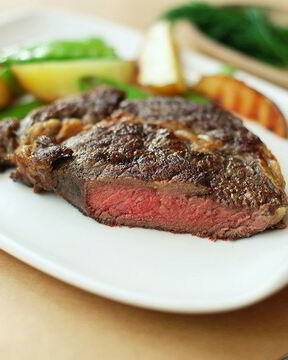 Стейк с картофелем и французским зеленым горошком на гриле