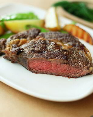 Стейк с картофелем и французским зеленым горошком на гриле