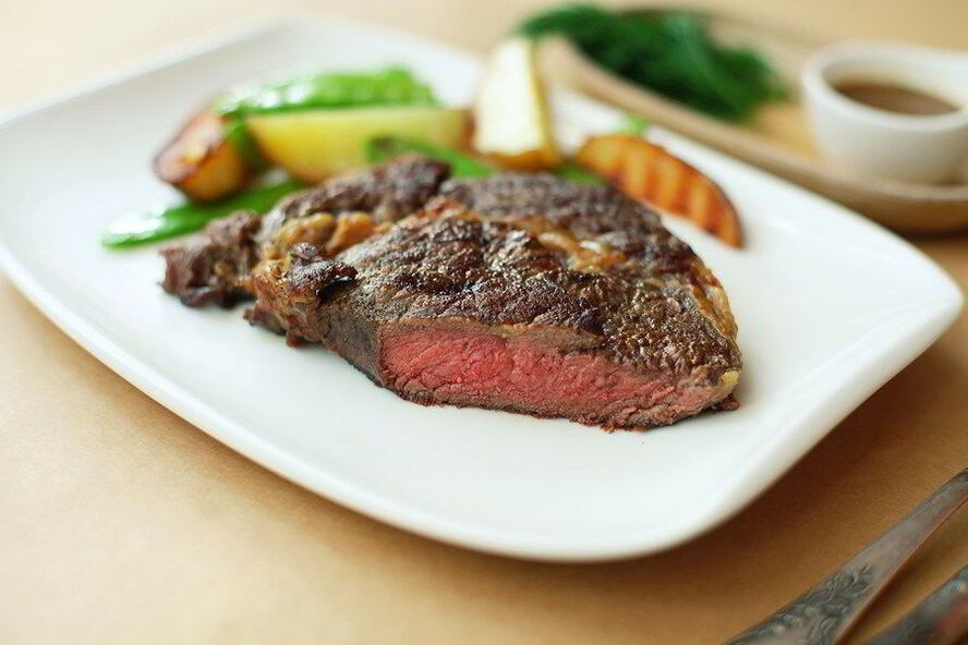 Рецепт стейка с картофелем и французским зеленым горошком на гриле