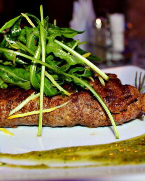 Стейк с креветками и устричным соусом