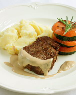 Стейк с перечным соусом, картофельным пюре и мильфеем из цукини и томатов
