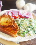 Стейк с томатным салатом и сливочным шпинатом