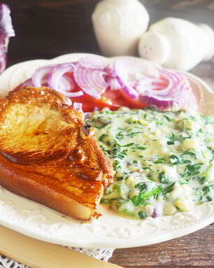 Стейк с томатным салатом и сливочным шпинатом