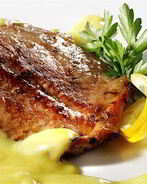 Стейки из лосося на гриле с травяным соусом из мяты и базилика