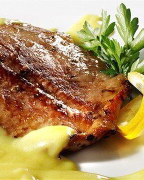 Стейки из лосося на гриле с травяным соусом из мяты и базилика