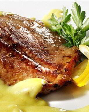 Стейки из лосося на гриле с травяным соусом из мяты и базилика