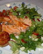 Стейки из семги, маринованные в дижонской горчице с зеленым салатом