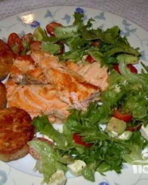 Стейки из семги, маринованные в дижонской горчице с зеленым салатом