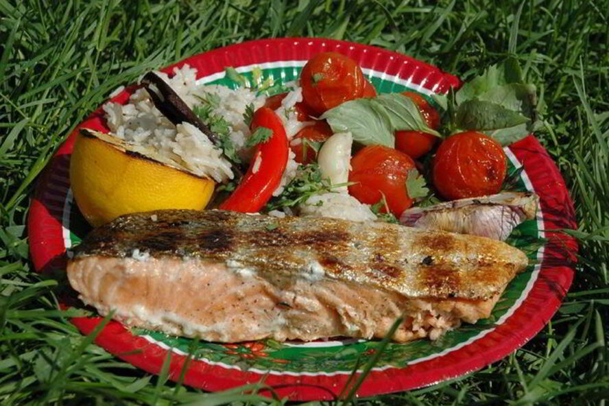 Рецепт стейков из семги на гриле с чесноком и помидорами
