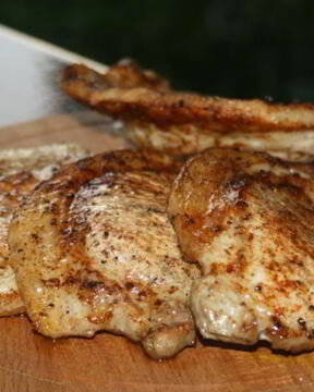 Стейки из свиной корейки в сухом маринаде на решетке на мангале