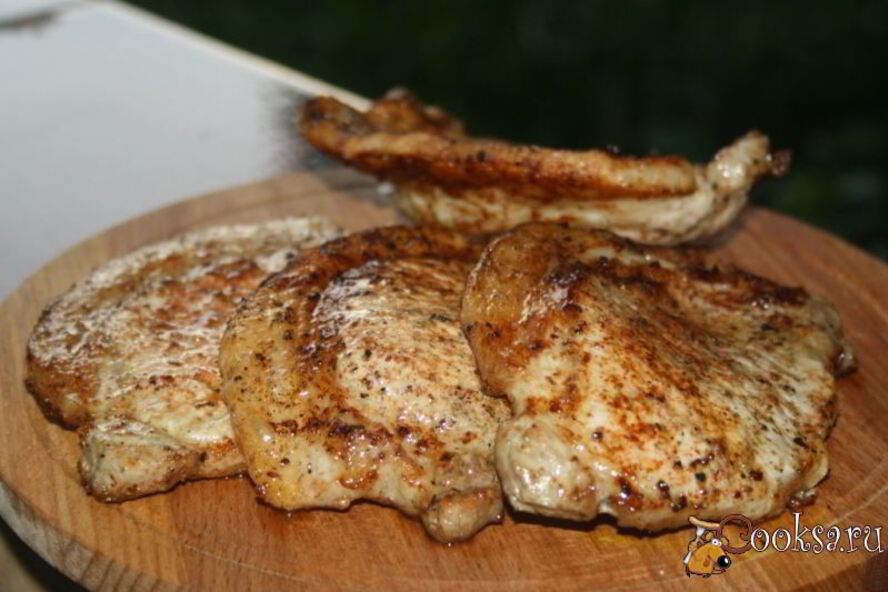 Рецепт стейков из свиной корейки в сухом маринаде на решетке на мангале