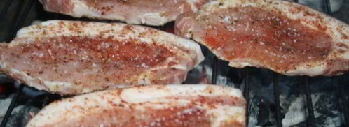 стейки из свиной корейки в сухом маринаде на решетке на мангале. Шаг 3