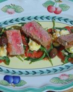 Стейки из тунца с помидорами, яйцами и руколой