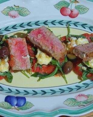 Стейки из тунца с помидорами, яйцами и руколой