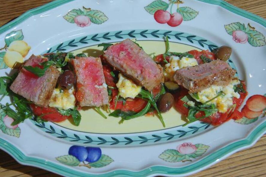 Рецепт стейков из тунца с помидорами, яйцами и руколой