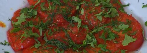 стейки из тунца с помидорами, яйцами и руколой. Шаг 4