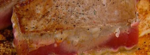 стейки из тунца с помидорами, яйцами и руколой. Шаг 5