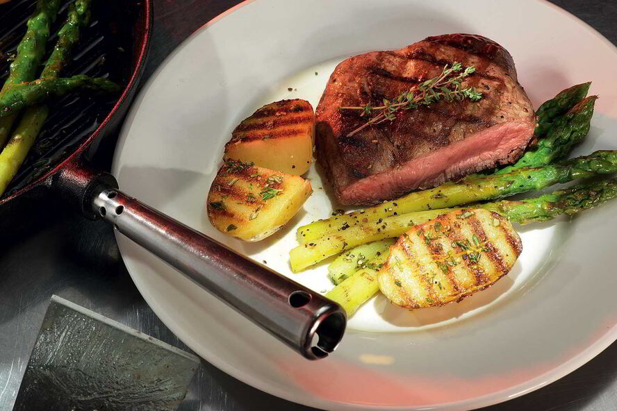 Рецепт стейков с картофелем и спаржей на гриле