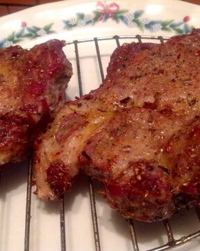 Свиной стейк на решетке