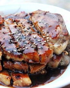 Свиные стейки с соусом из черного перца