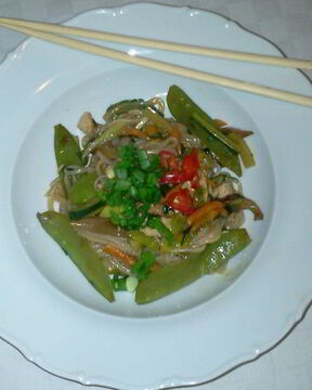 Тайская рисовая лапша с курицей и овощами