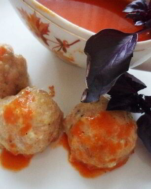 Куриные тефтели с базиликом и томатным соусом