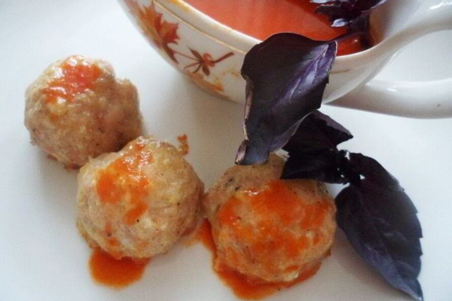 Рецепт куриных тефтелей с базиликом и томатным соусом