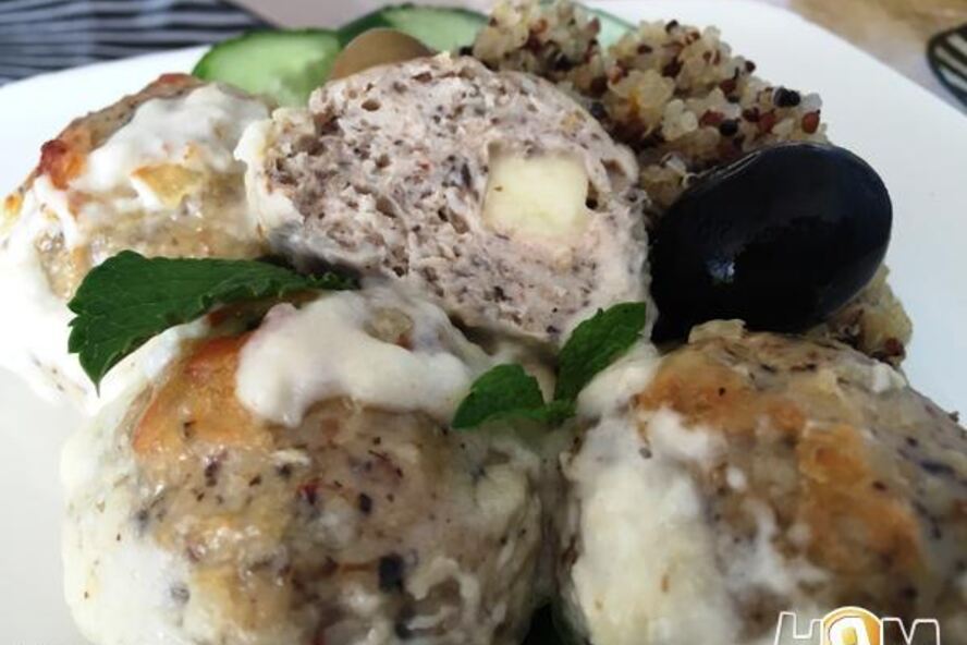 Рецепт куриных тефтелей с сюрпризом в сливочном соусе