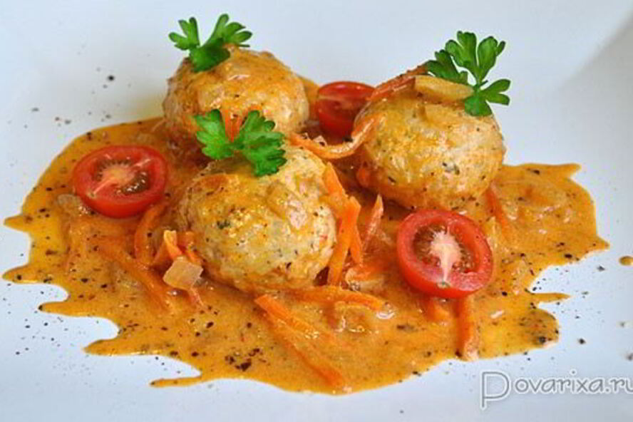 Рецепт куриных тефтелей в сметанно-томатном соусе