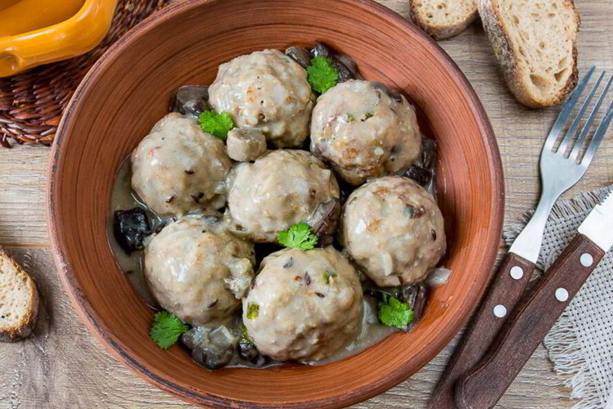 Рецепт нежных тефтелей в грибном соусе