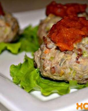 Паровые тефтели с гречкой и кабачками