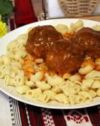 Тефтели из говядины с рисом в соусе из овощного сока